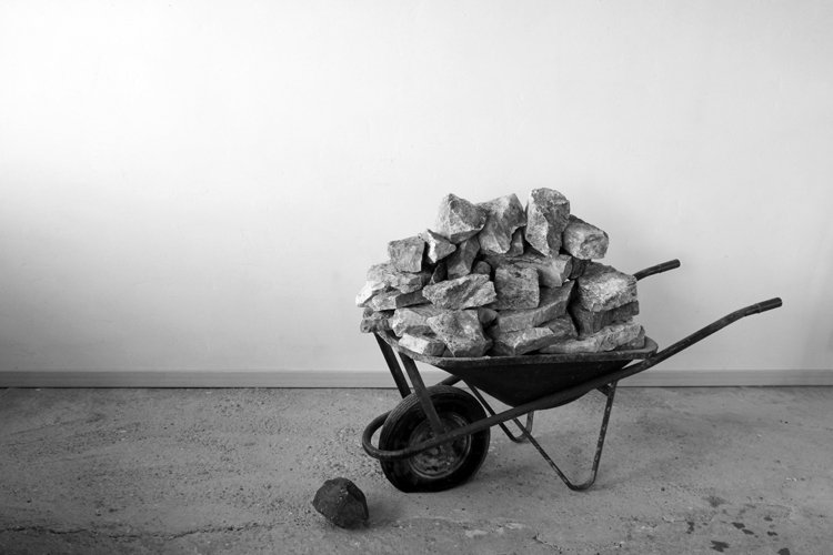 "The loss of a heavy weight", pietre, carriola, misure variabili, 2016.